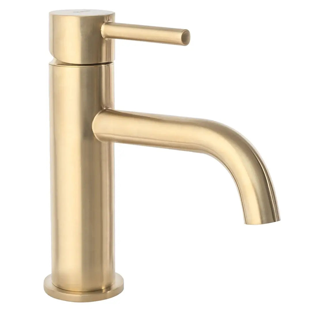 Baterie joasă Lungo auriu periat, corp din alamă cu cartuș ceramic și aerator, perfectă pentru lavoare elegante și băi cu design rafinat.