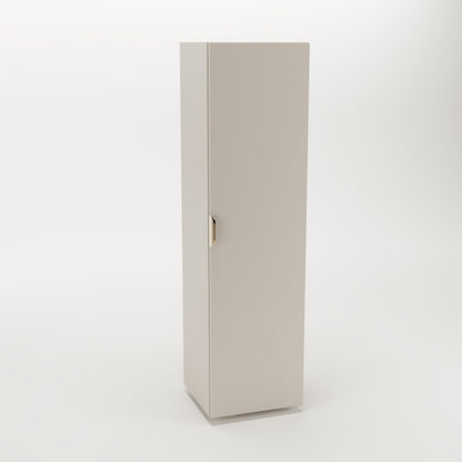 Bad Hochschrank Orio 120 cm in Kaschmir mit glatten Fronten und goldenen Griffen, moderner Badezimmerhochschrank mit Einlegeböden.