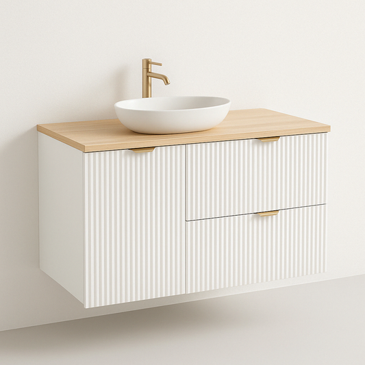 Dulap lavoar Willy 100 cm alb cu blat stejar nuc, fronturi structurate și coș de rufe integrat – soluție modernă și elegantă pentru baie.