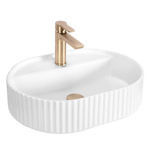 Chiuvetă de blat Marcela 50 cm din ceramică sanitară alb lucios, formă ovală cu suprafață exterioară striată și orificiu pentru baterie.
