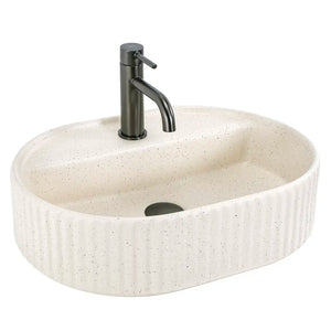 Chiuvetă de blat Marcela 50 cm Vanilla din ceramică sanitară, finisaj mat bej cald, formă ovală cu striații decorative elegante.