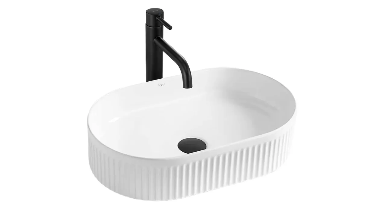 Chiuvetă de blat Vanda 50 cm din ceramică sanitară alb lucios, suprafață exterioară striată, design modern, fără orificiu pentru baterie.