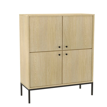 Highboard 100 cm, 4 Türen, glatte Fronten, auf einem schwarzen Metallrahmen in Eiche Cremona – Gaja. Dieses elegante Highboard vereint modernes Design mit praktischer Funktionalität. Die vier Türen mit glatten Fronten bieten großzügigen Stauraum für Ihre persönlichen Gegenstände oder Dekorationen. Der schwarze Metallrahmen sorgt für Stabilität und verleiht dem Möbelstück einen industriellen Look. Die warme Eiche Cremona-Farbgebung bringt eine natürliche und gemütliche Atmosphäre in Ihren Raum. Perfekt für a