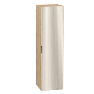 Dulap înalt pentru baie Willy 120 cm Casmir/Nuc, cu fronturi canelate și combinație caldă de culori, oferă spațiu amplu și un aspect modern, rafinat.