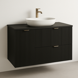 Dulap lavoar Willy 100 cm negru cu blat, coș de rufe integrat, fronturi riflate și mânere aurii – soluție modernă și elegantă pentru baie.