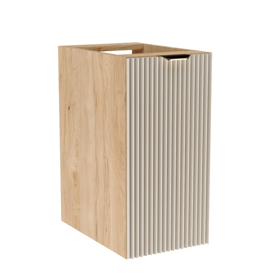 Dulap de baie Willy 30 cm Casmir/Nuc cu front striat, corp aspect nuc și mâner metalic auriu sau negru pentru o depozitare elegantă și practică.