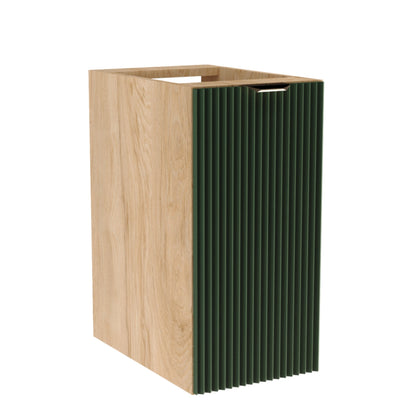 Dulap de baie Willy 30 cm Salvie Verde/Nuc cu front striat, corp aspect nuc și mâner auriu sau negru, ideal pentru depozitare elegantă în băi mici.