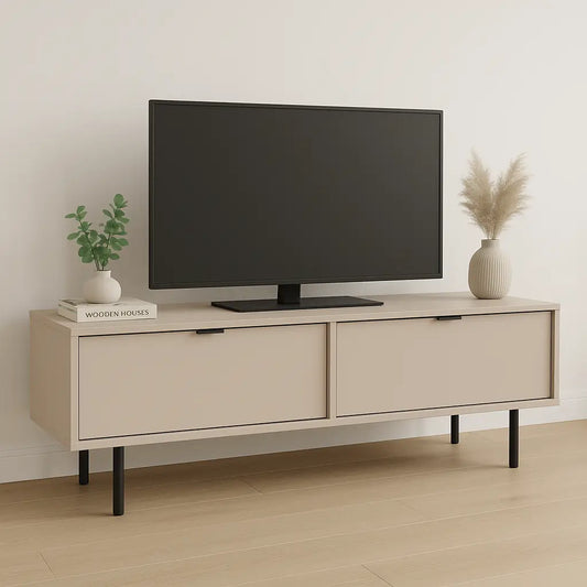 TV-Schrank 140 cm breit aus der Serie Aura – elegante, glatte Fronten in edlem Kaschmir-Ton, kombiniert mit schwarzen Metallgriffen und schwarzen Beinen. Modernes Design, das Funktionalität mit einem minimalistischen, stilvollen Look vereint – ideal für jedes Wohnzimmer.