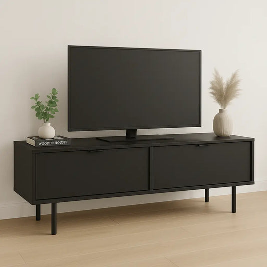 TV-Schrank 140 cm breit aus der Serie Aura – elegante, glatte Fronten in klassischem Schwarz, kombiniert mit schwarzen Metallgriffen und stilvollen schwarzen Beinen. Modernes und minimalistisches Design, das sich perfekt in jedes Wohnzimmer integriert und gleichzeitig funktionalen Stauraum bietet.