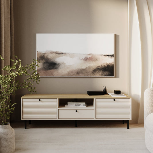 TV-Schrank 160 cm breit in Kaschmir – 3 Türen: zwei große Seitentüren mit eleganten, geriffelten Fronten und eine glatte, kleinere Mitteltür. Offenes Fach über der Mitteltür bietet zusätzlichen Stauraum. Modernes Design der Serie Linea für stilvolles Wohnen.