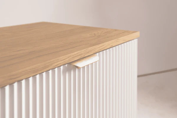 Dulap pentru lavoar 80 cm cu raft, fronturi canelate Willy - Alb, Nuc top