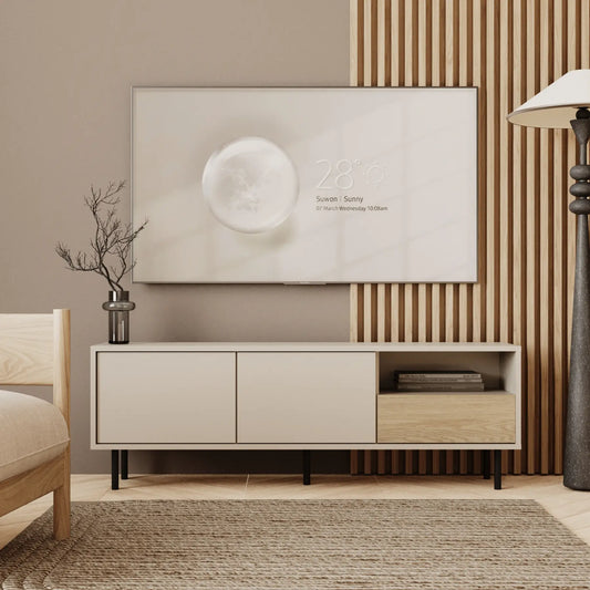 TV-Schrank 150 cm breit aus der Serie Lola – zwei Türen in edlem Kaschmir und eine rechte Schublade mit darüberliegendem offenen Fach in warmem Artisan Eiche Dekor. Stilvolle Kombination aus moderner Eleganz und natürlicher Holzoptik – ideal für Wohnzimmer mit Charakter.